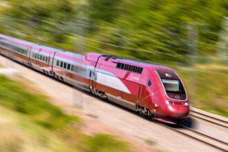 Hoge snelheidstrein in beweging